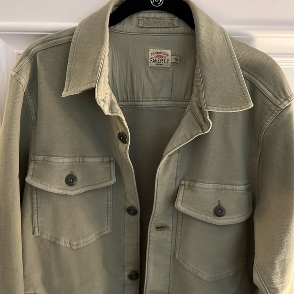 Faherty shirt jacket in sage green in great condition! Size small - Picture 4 of 6